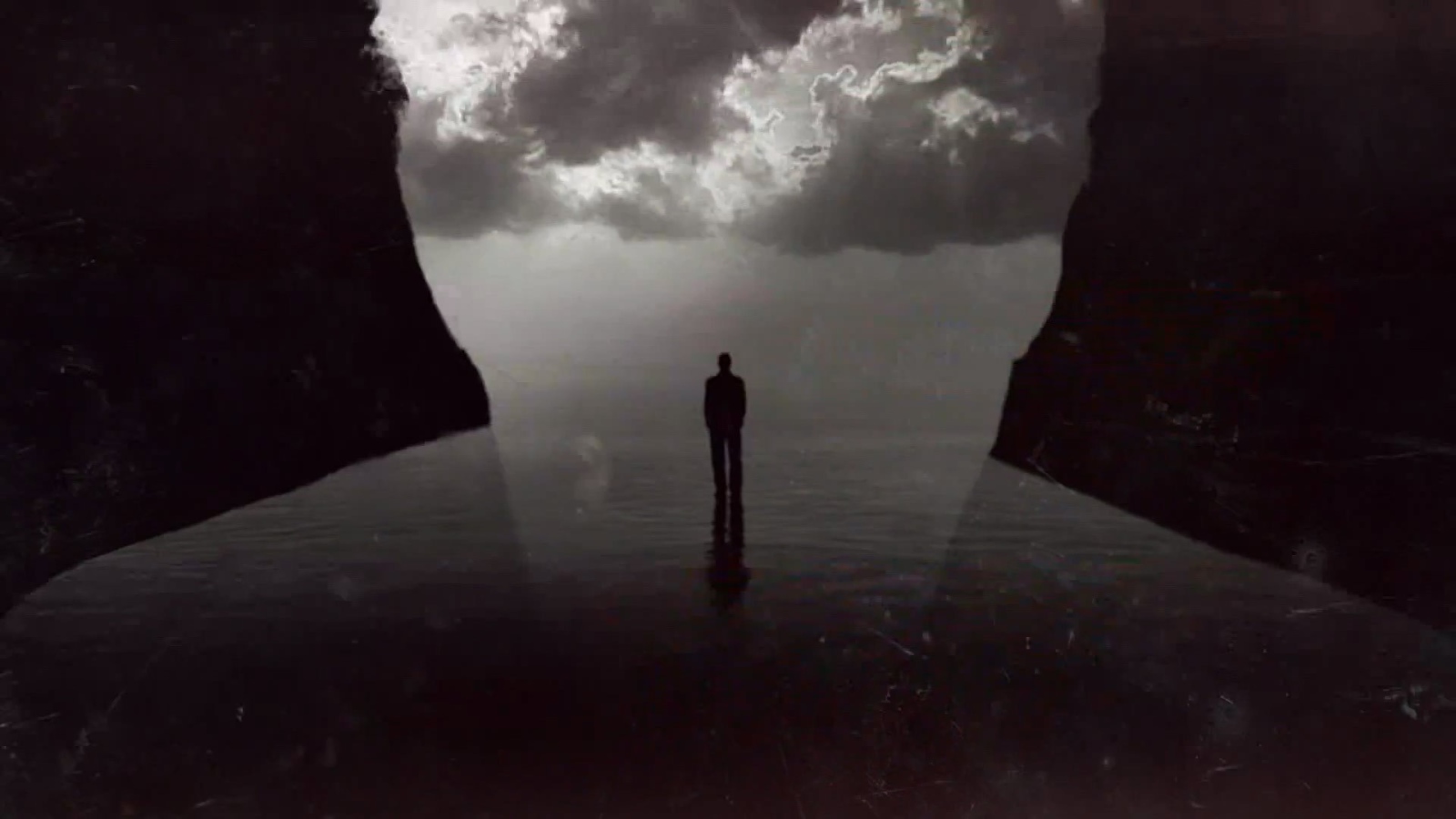 Человек между двух скал