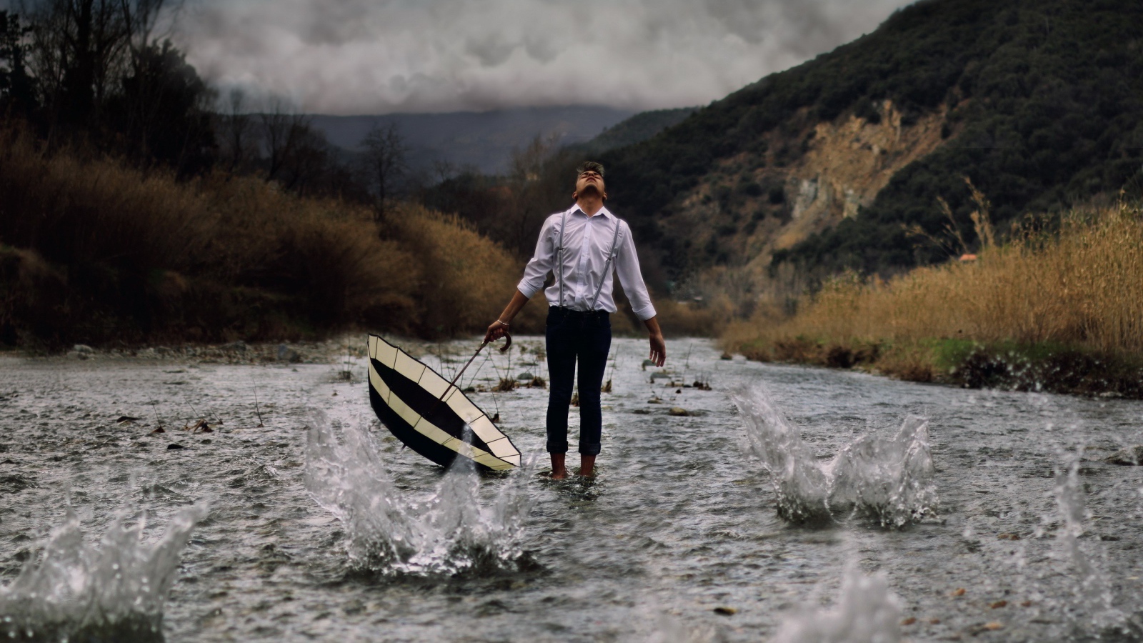 Парень с зонтом в реке