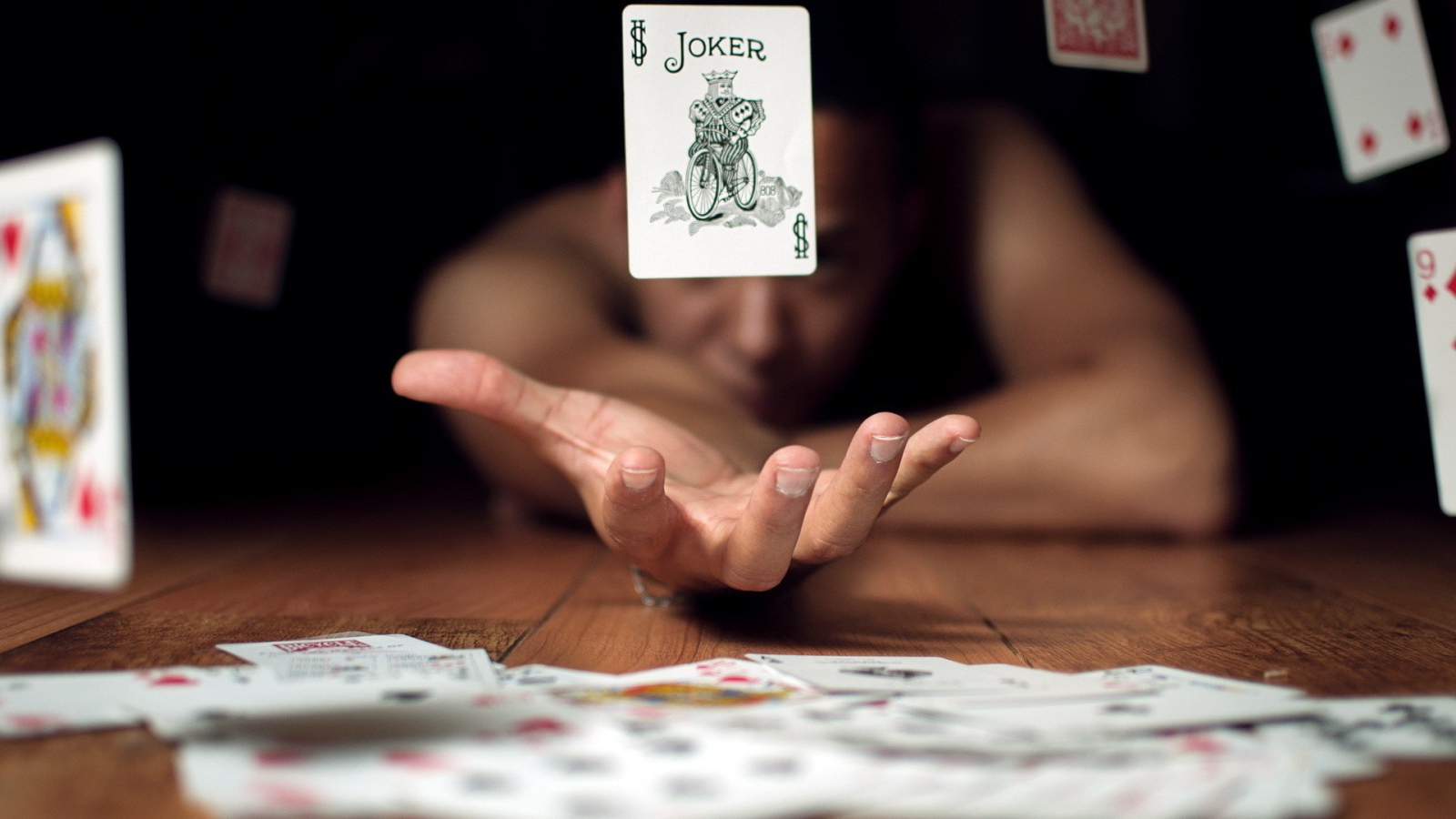 Карта парит над рукой фокусника