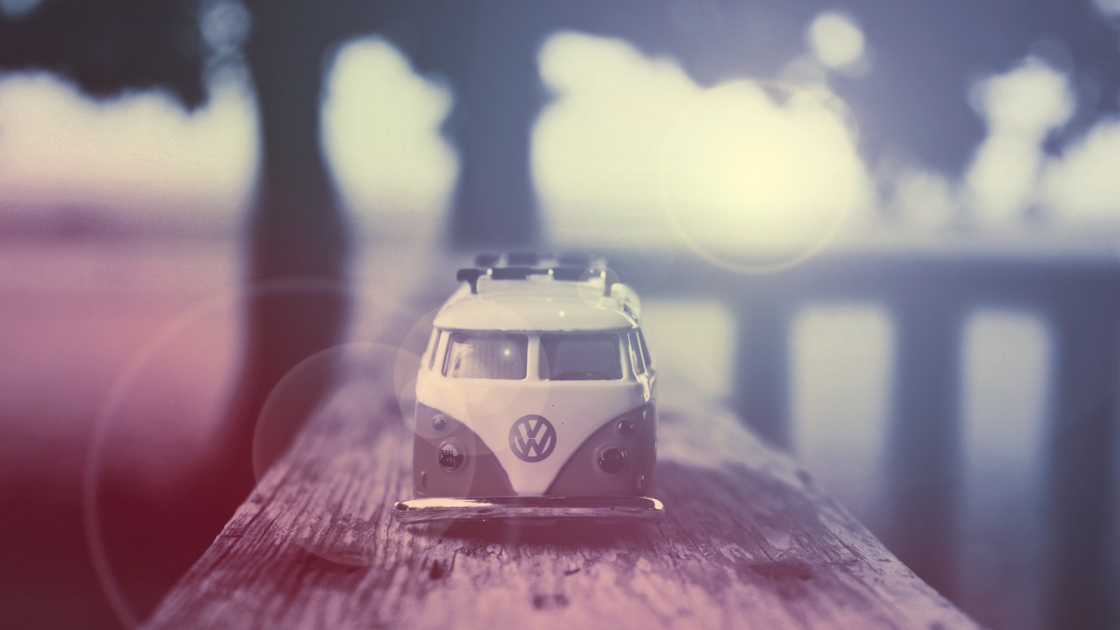 Модель старого автомобиля на доске