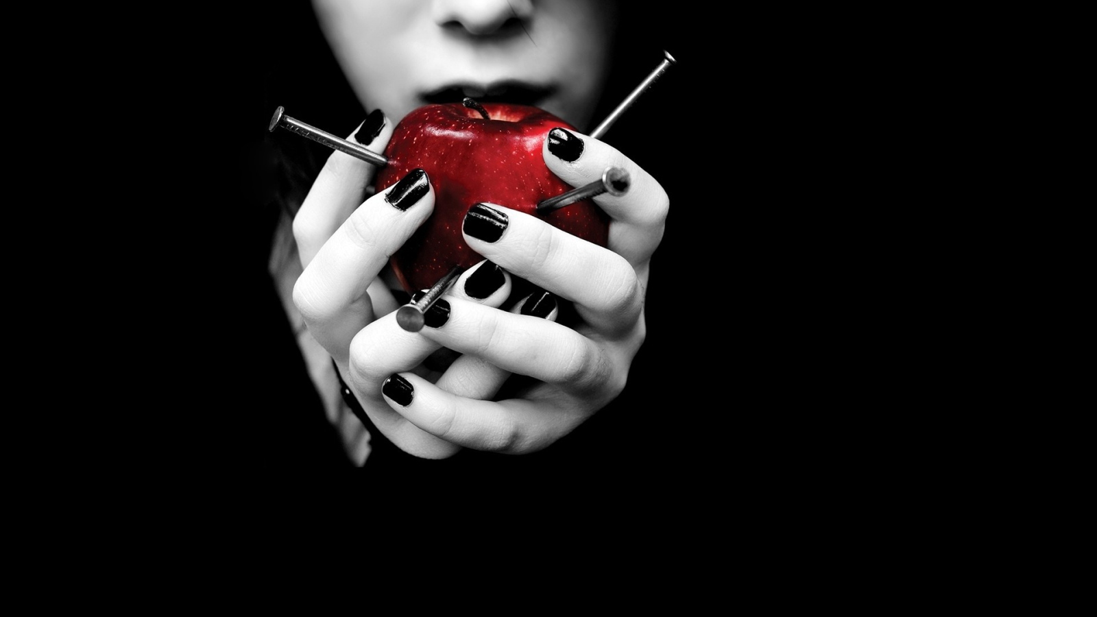 Гвозди в яблоке