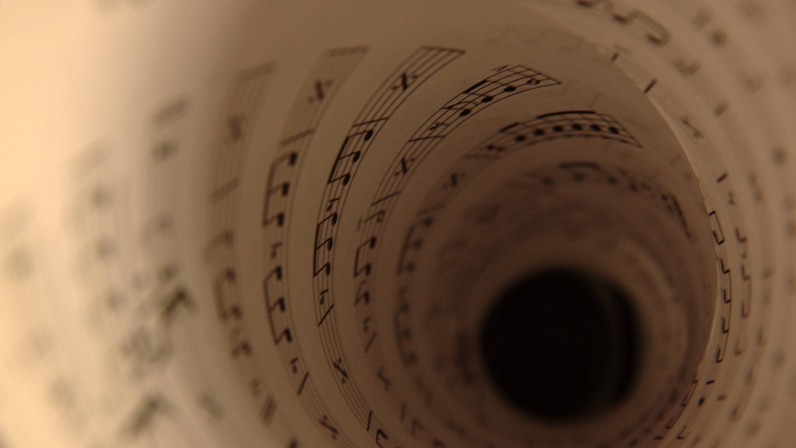 Ноты свернуты в трубку