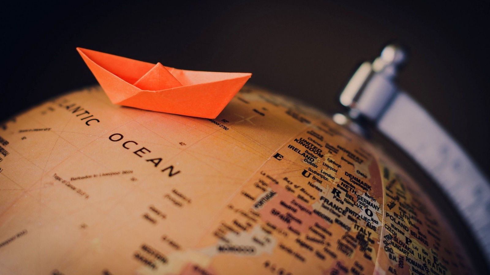 Бумажный кораблик на глобусе