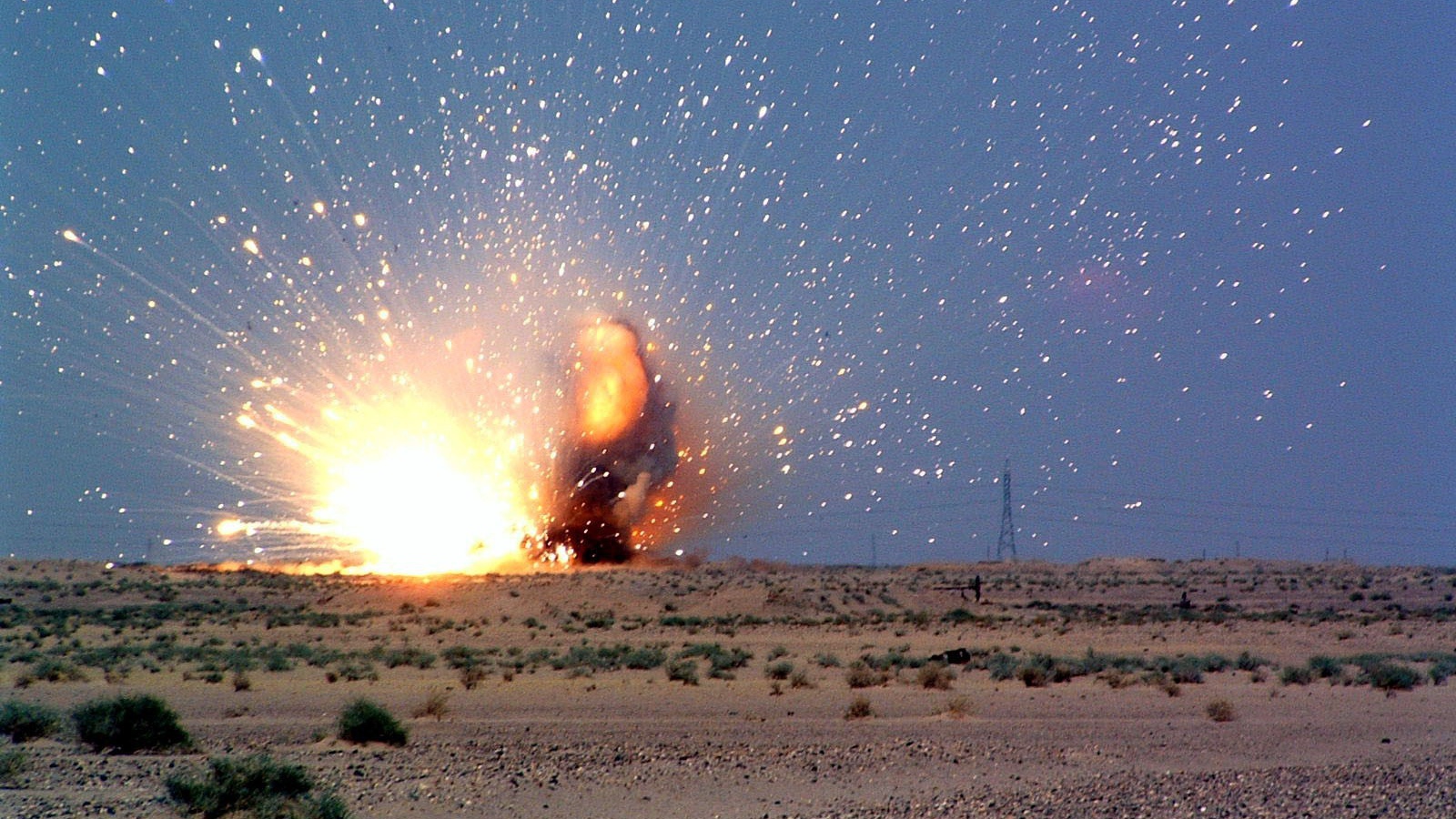 Мощный взрыв снаряда