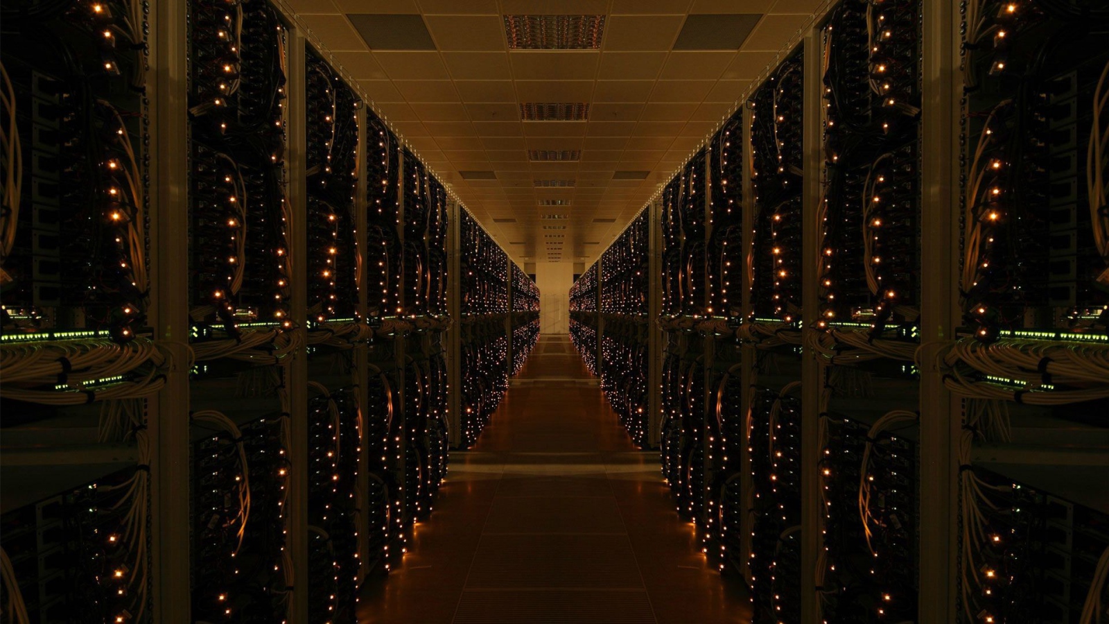 Стойки с серверами в дата центре