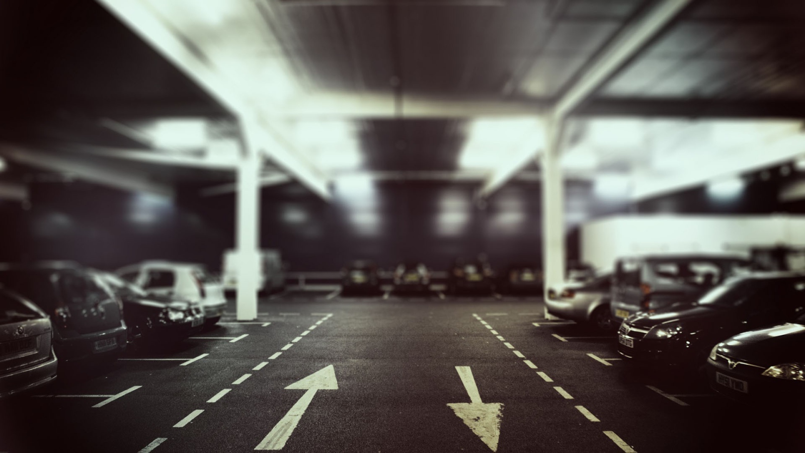 Дорожные указатели на парковке