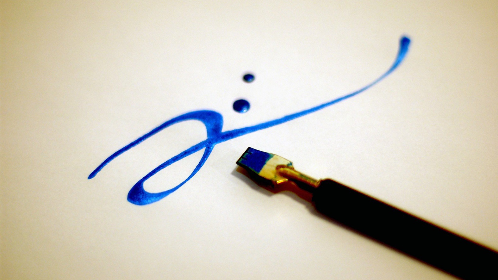 Подпись синей краской