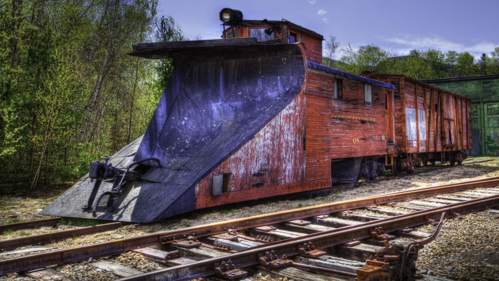 Старинный снегоуборочный паровоз