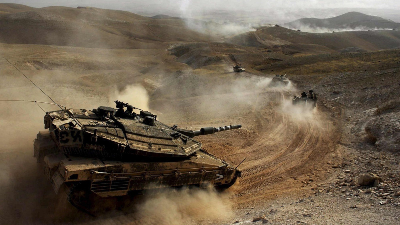 Танки на марше в пустынной местности