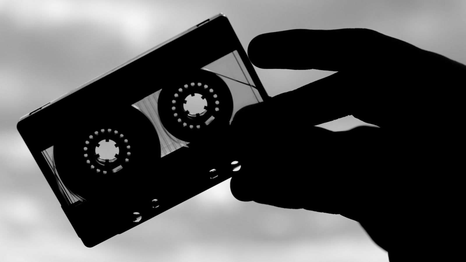 Аудиокассета в руке