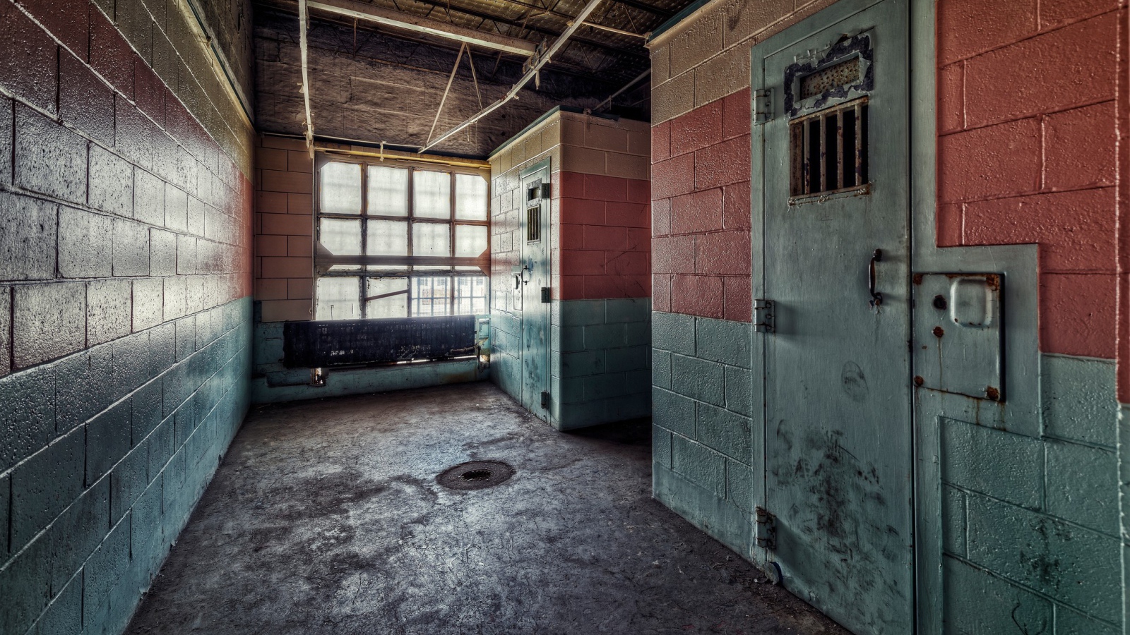 Интерьер старого здания тюрьмы
