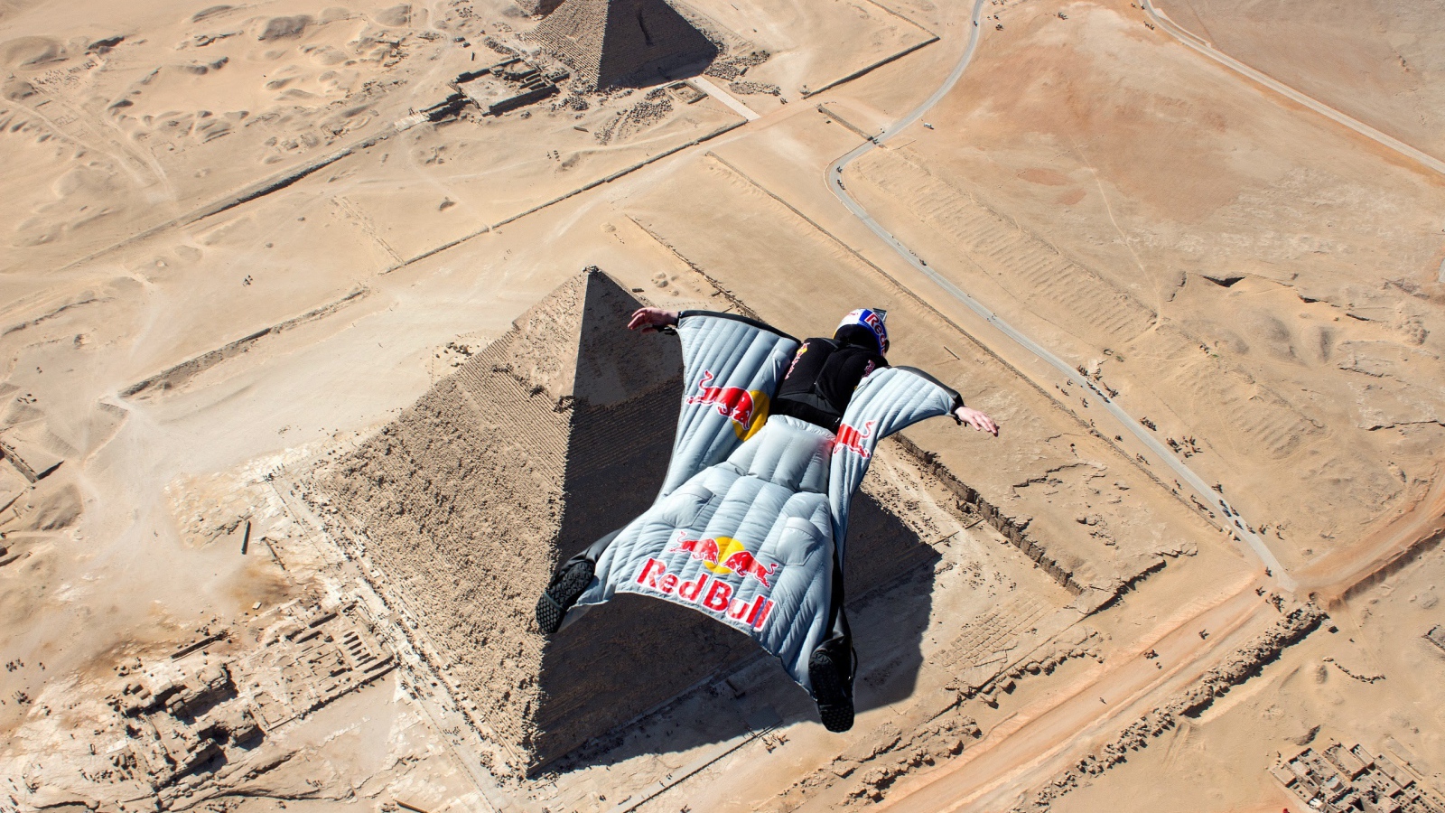 Человек в летательном костюме над пирамидами