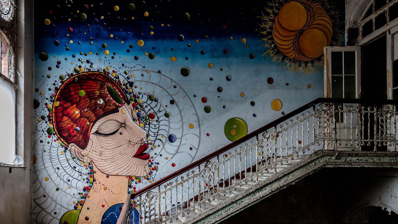 Картина на стене в заброшенном доме