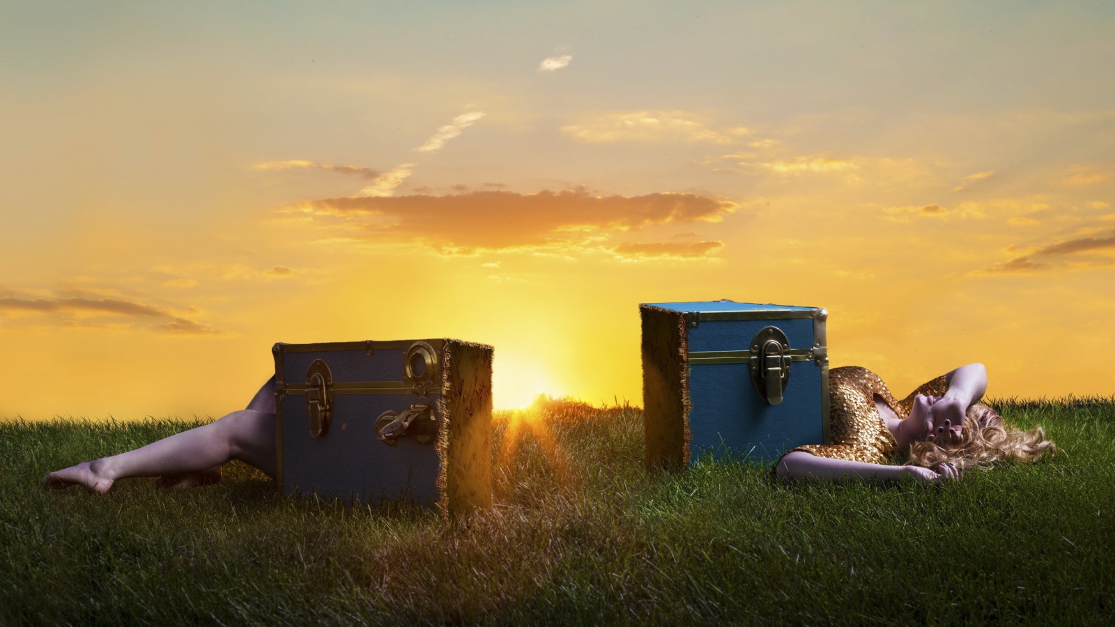 Фокус с разрезанной женщиной на природе