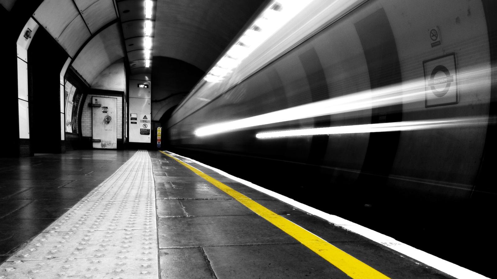Желтая линия на краю платформы в метро, Лондон