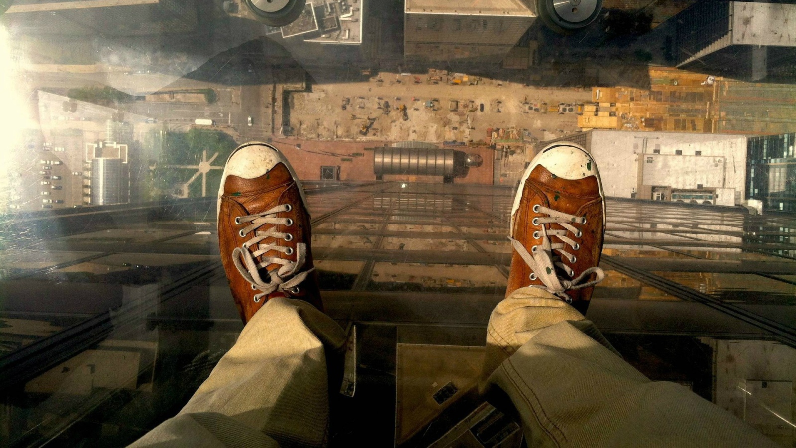 Прозрачный балкон в небоскребе