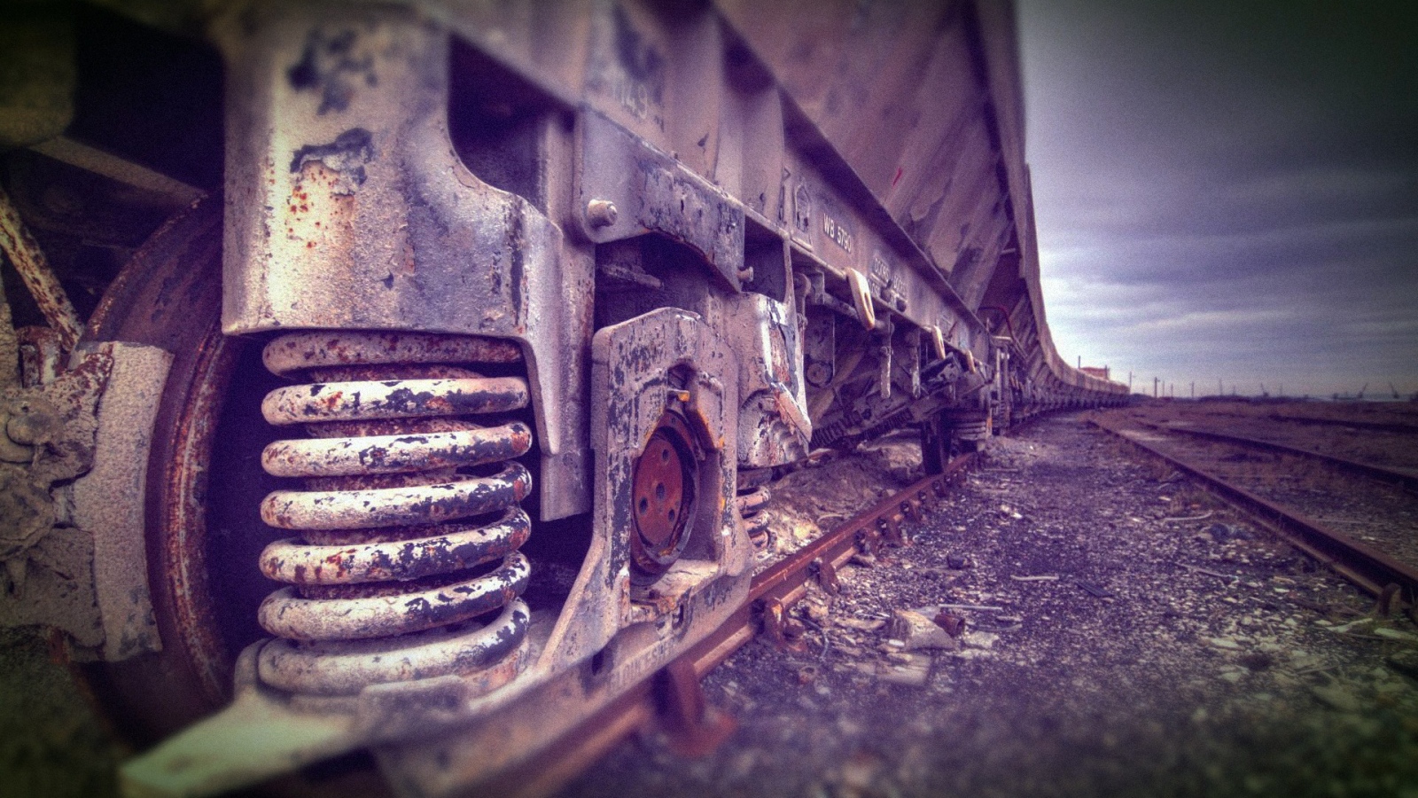 Колеса грузового поезда