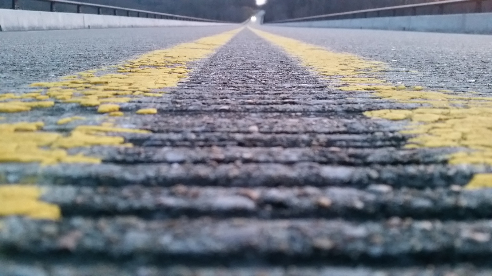 Желтая разметка на дороге