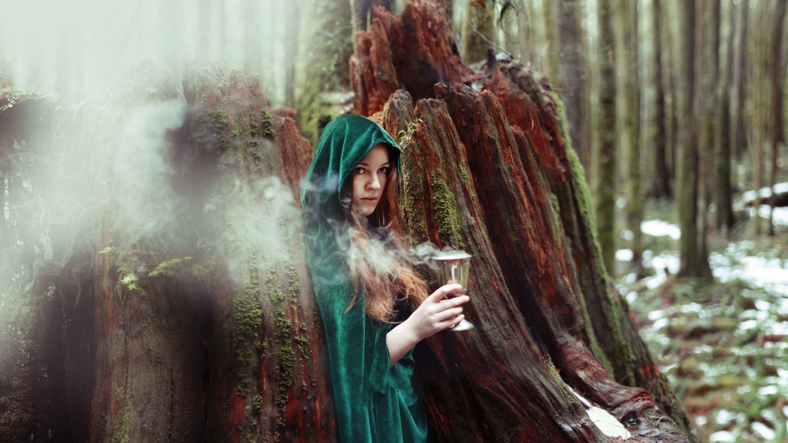 Чародейка с дымящимся кубком в лесу