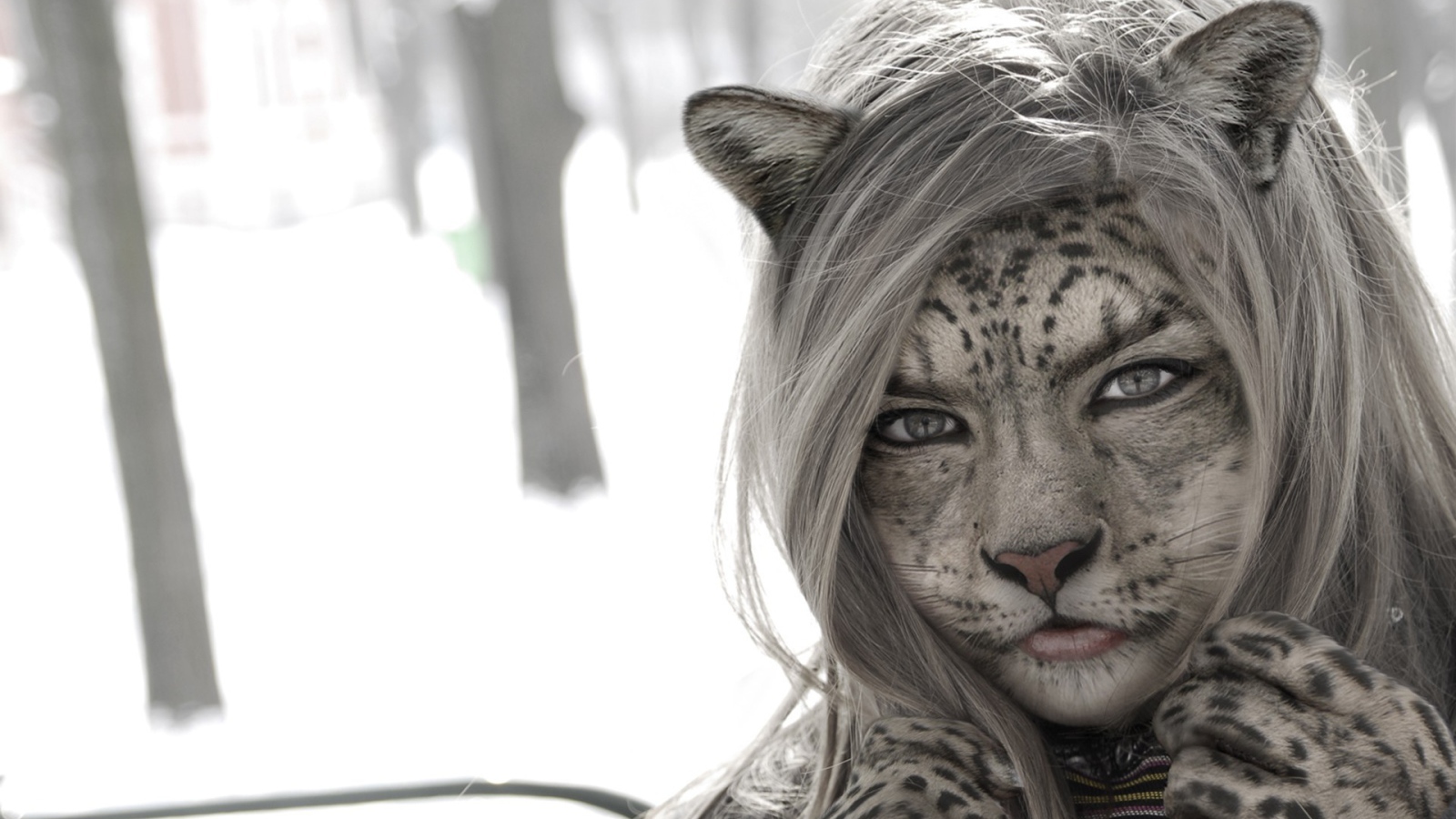 Девушка кошка на фоне снега