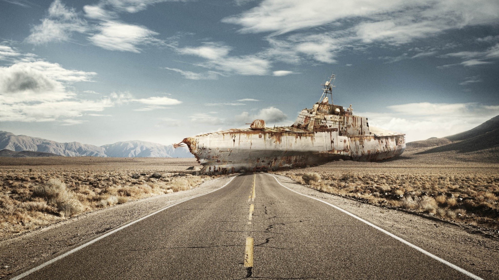 Ржавый корабль преградил дорогу в пустыне