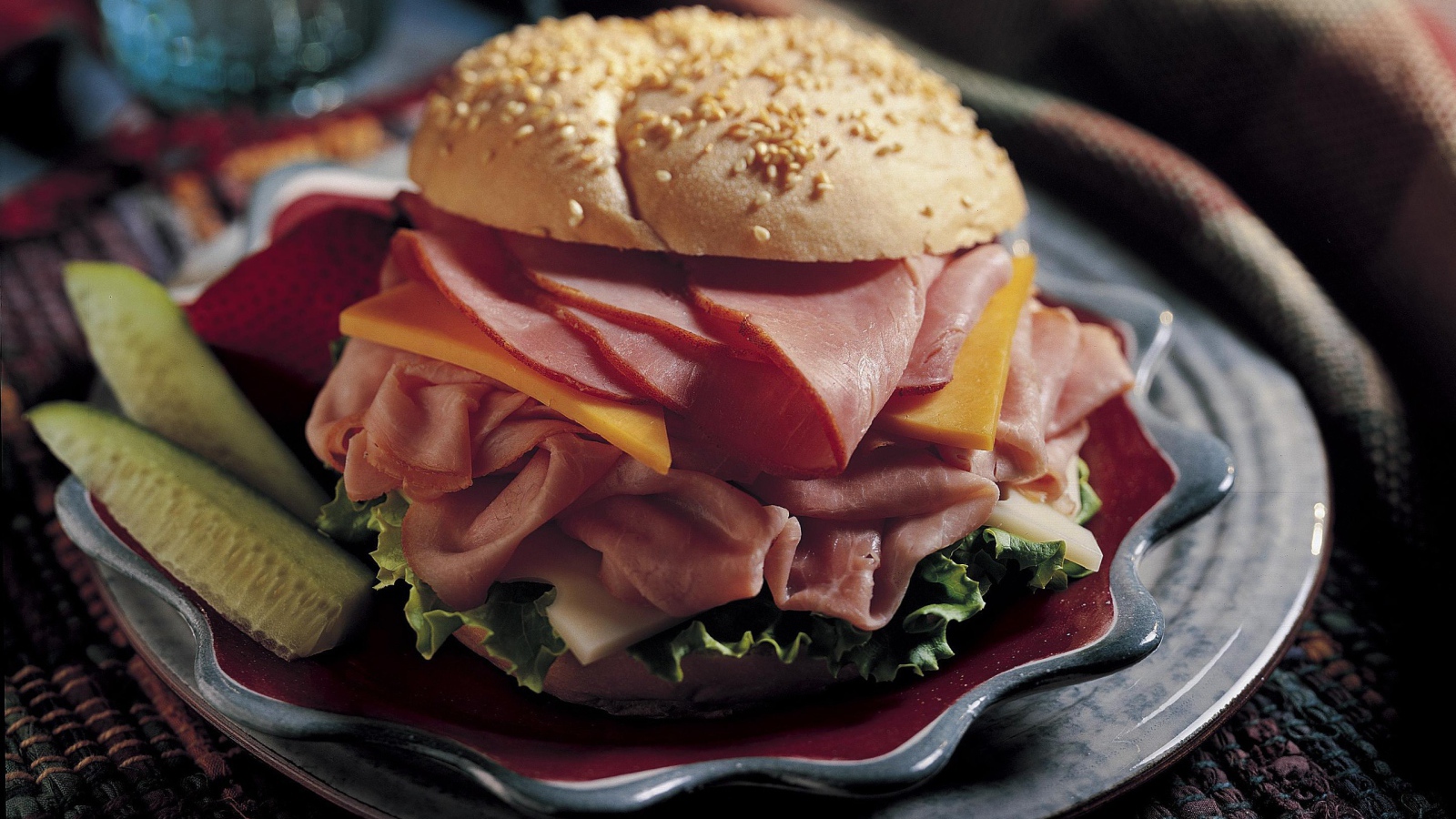 Аппетитный гамбургер с ветчиной