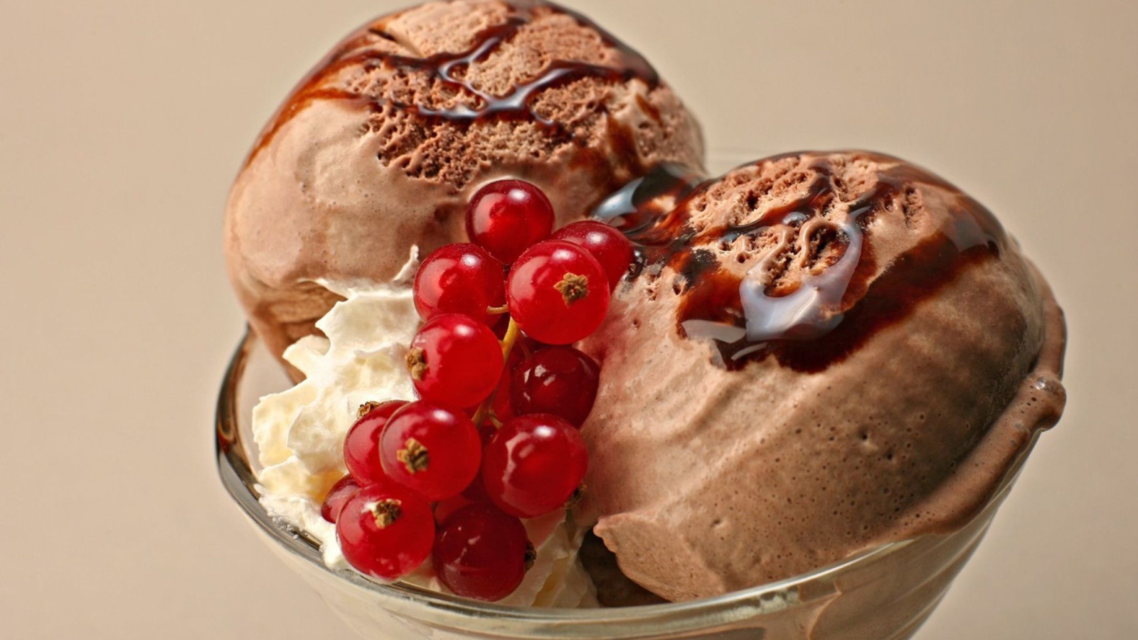 Шоколадное мороженое со смородиной