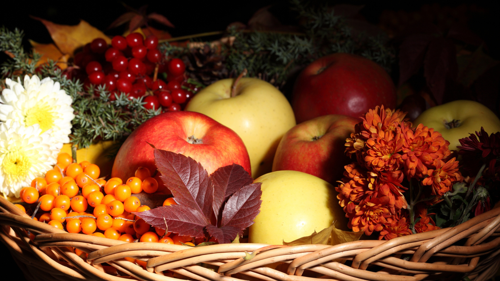 Яблоки и ягоды в корзине