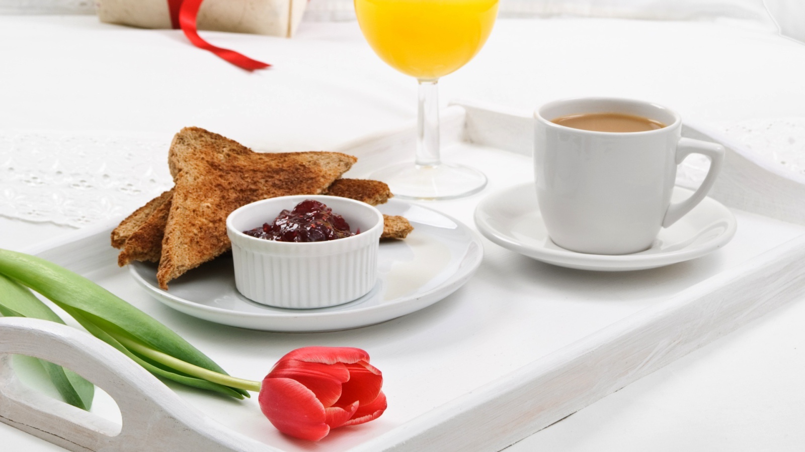 Завтрак на белом подносе