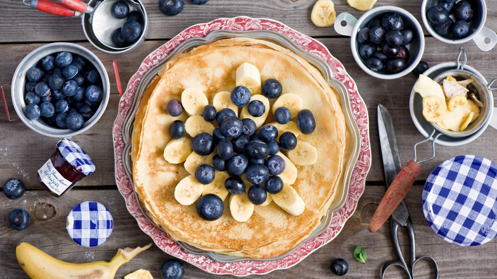 Блины с бананом и черникой