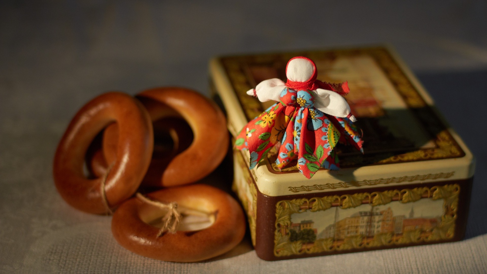 Несколько бубликов и коробка с чаем