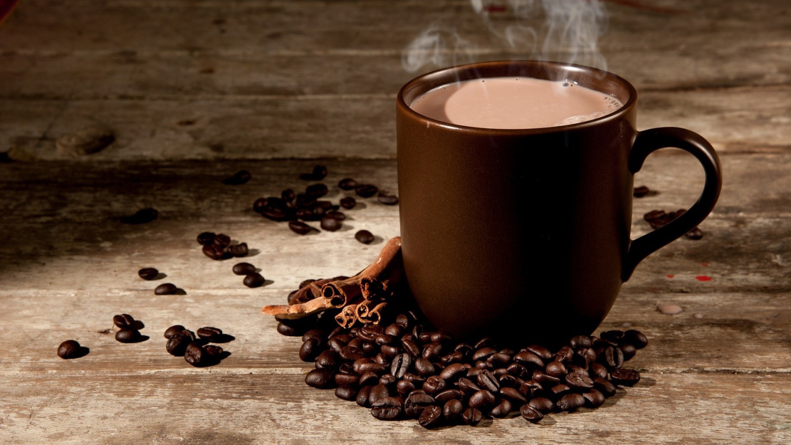 Чашка свежего ароматного кофе с ванилью