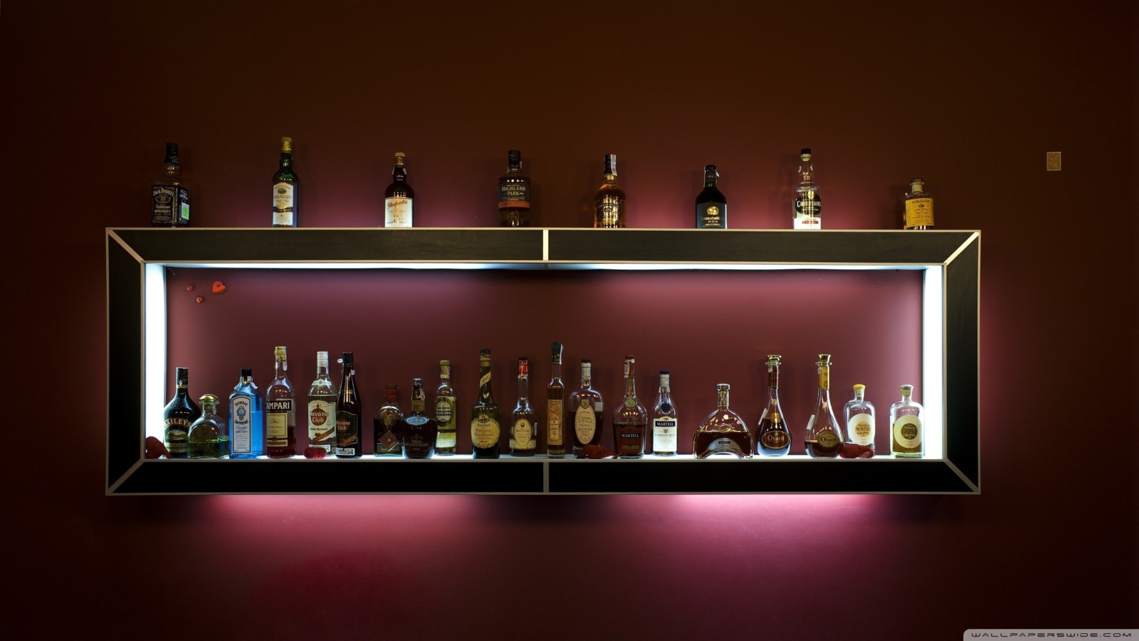 Бар с алкоголем на стене