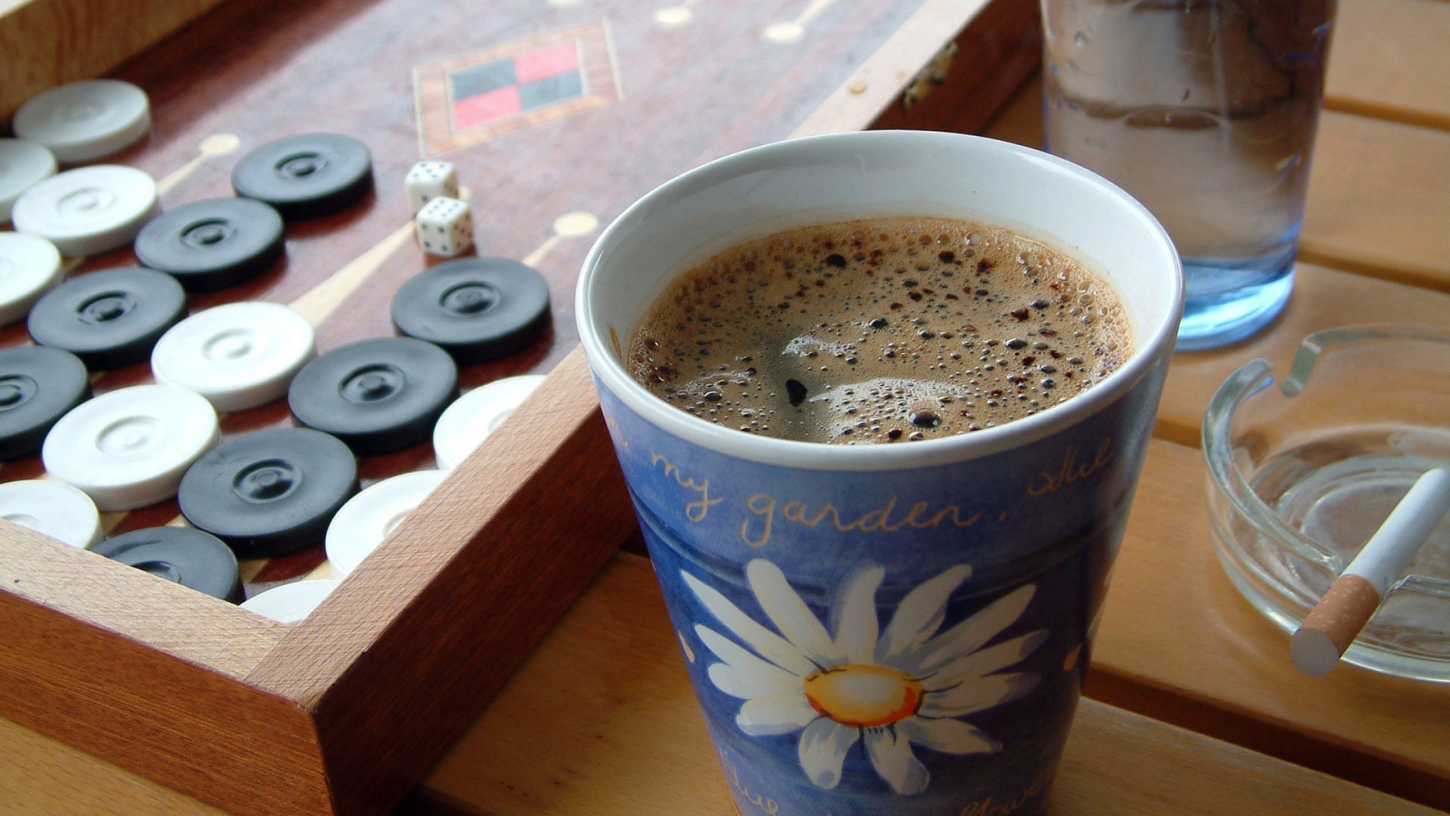 Кофе за игрой в нарды