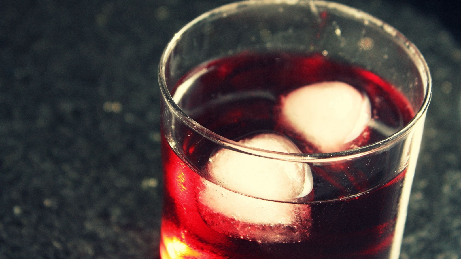 Кубики льда в стакане с соком