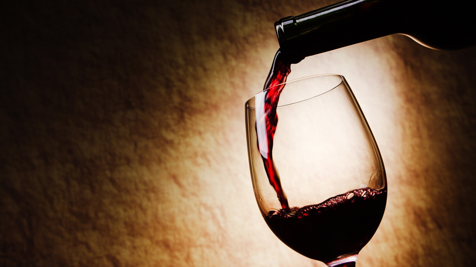Вино льется в бокал