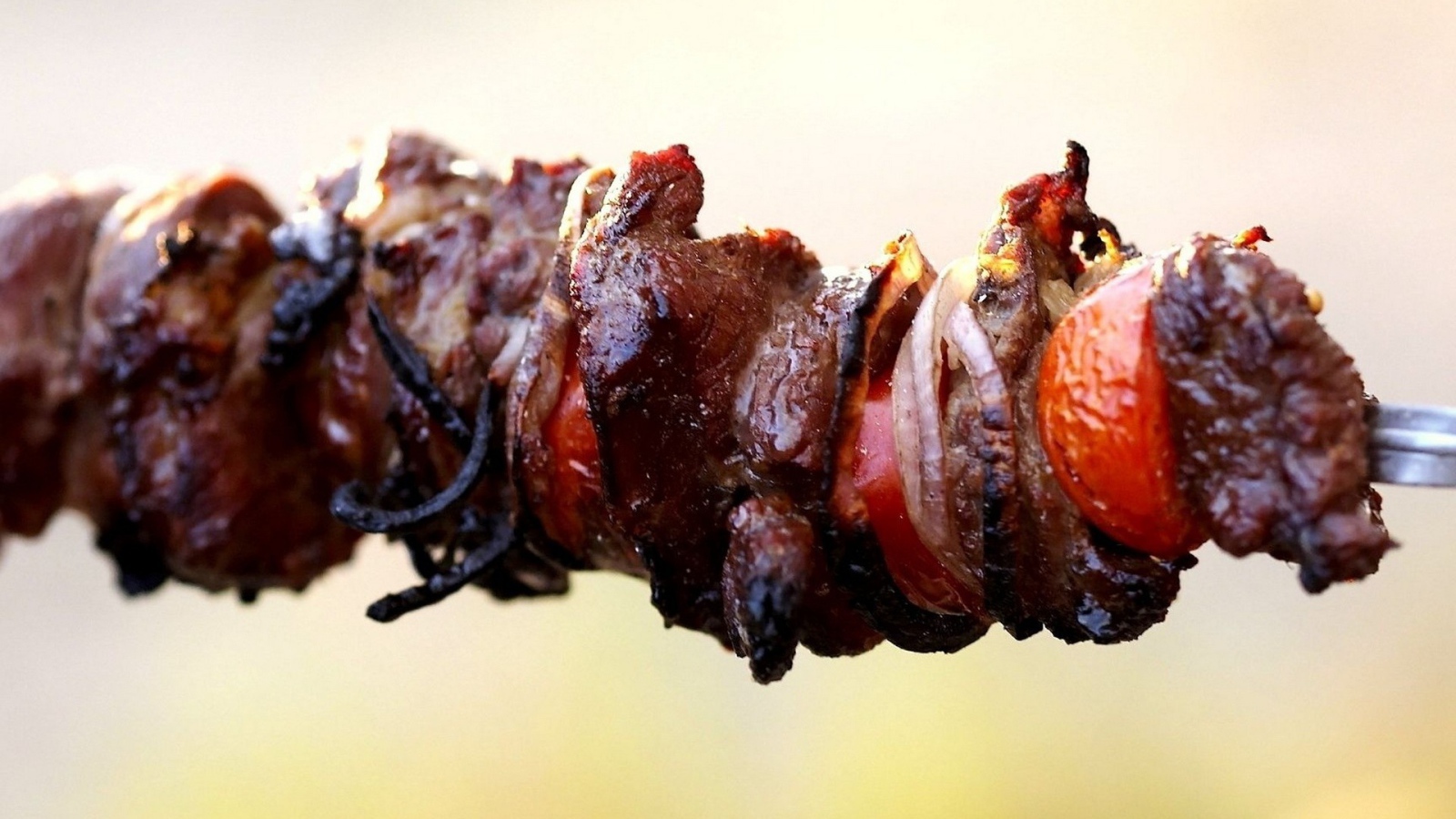 Шашлык на светлом фоне