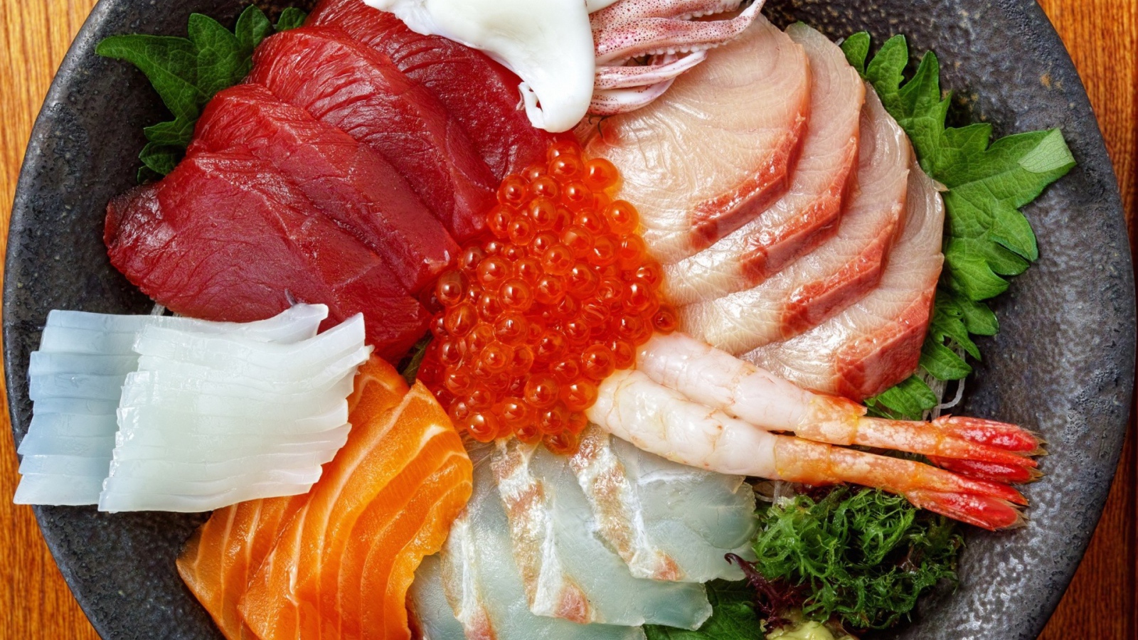 Рыбная нарезка в тарелке