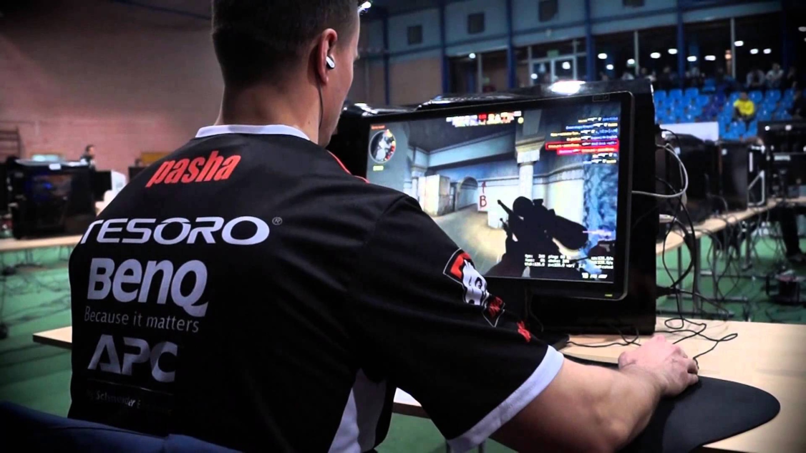 Геймер за компьютером, Virtus Pro