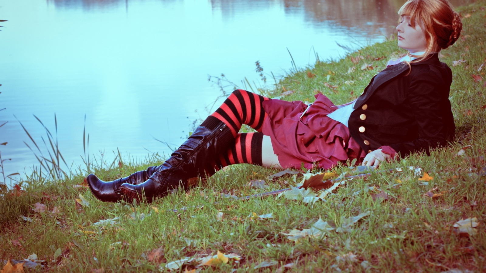 Девушка в чулках лежит на берегу