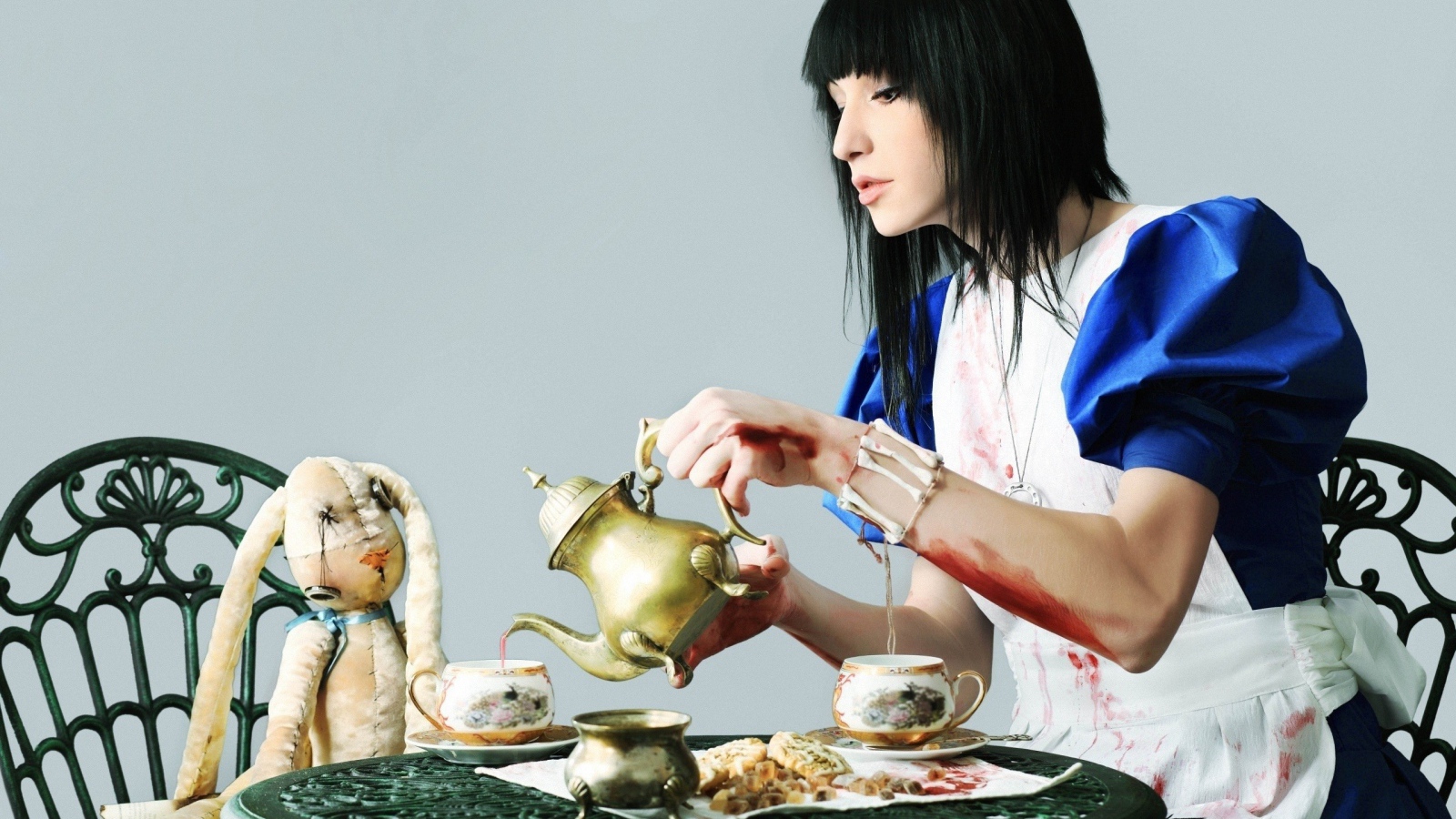 Взрослая девушка играет с куклой