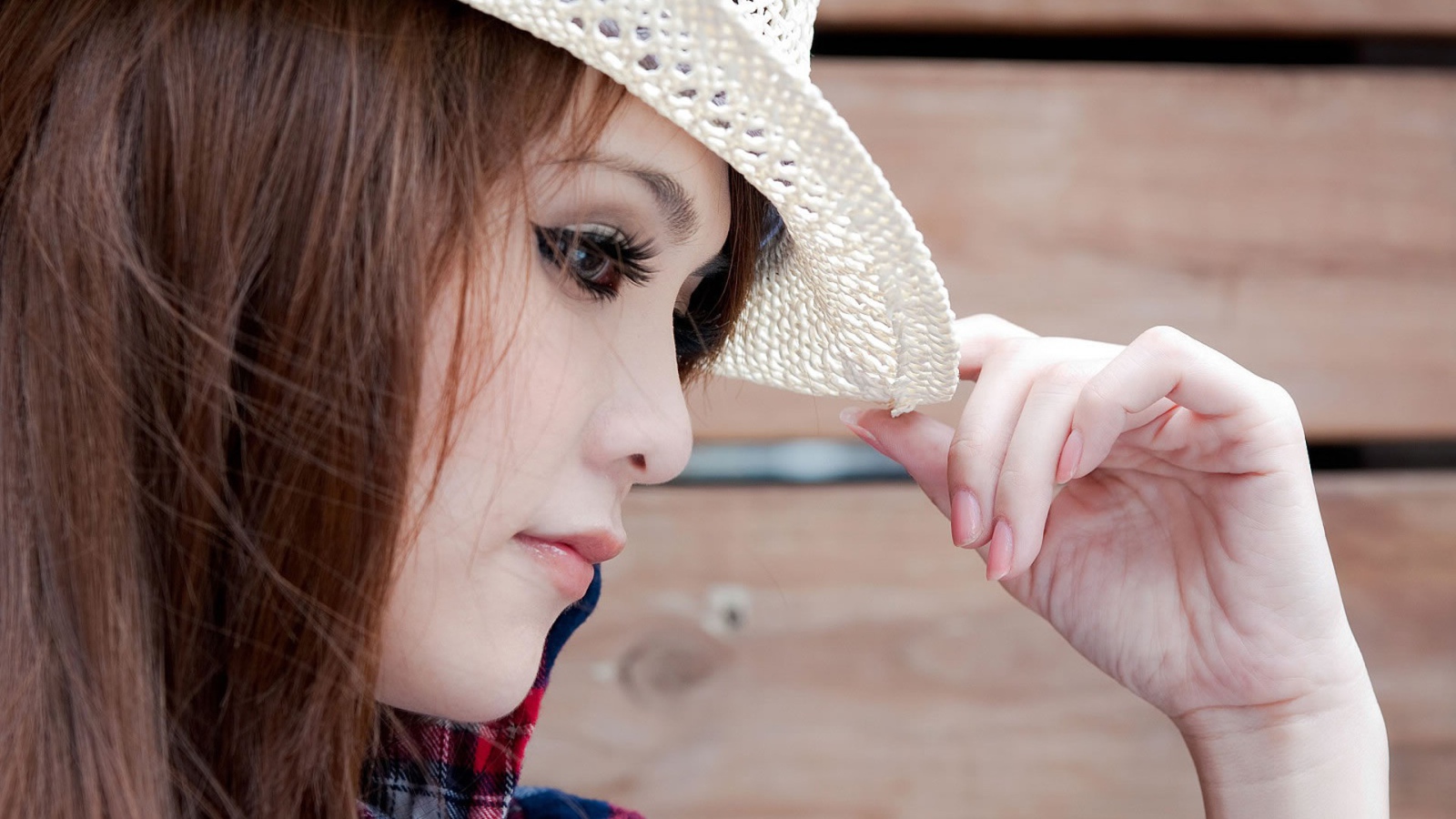 Азиатская девушка в белой кружевной шляпке