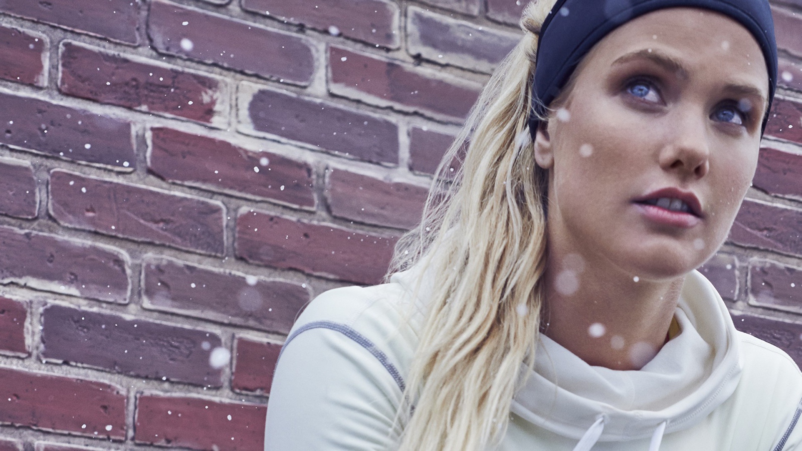 Блондинка в налобной повязке