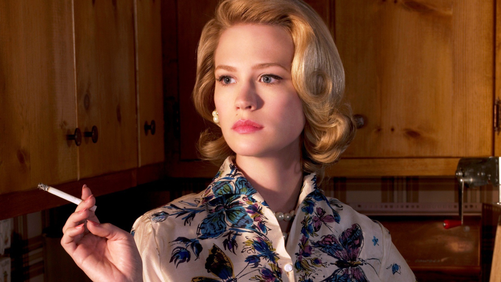 Блондинка с сигаретой в руке