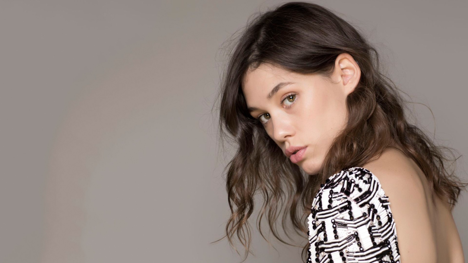 Девушка брюнетка Астрид Бергес