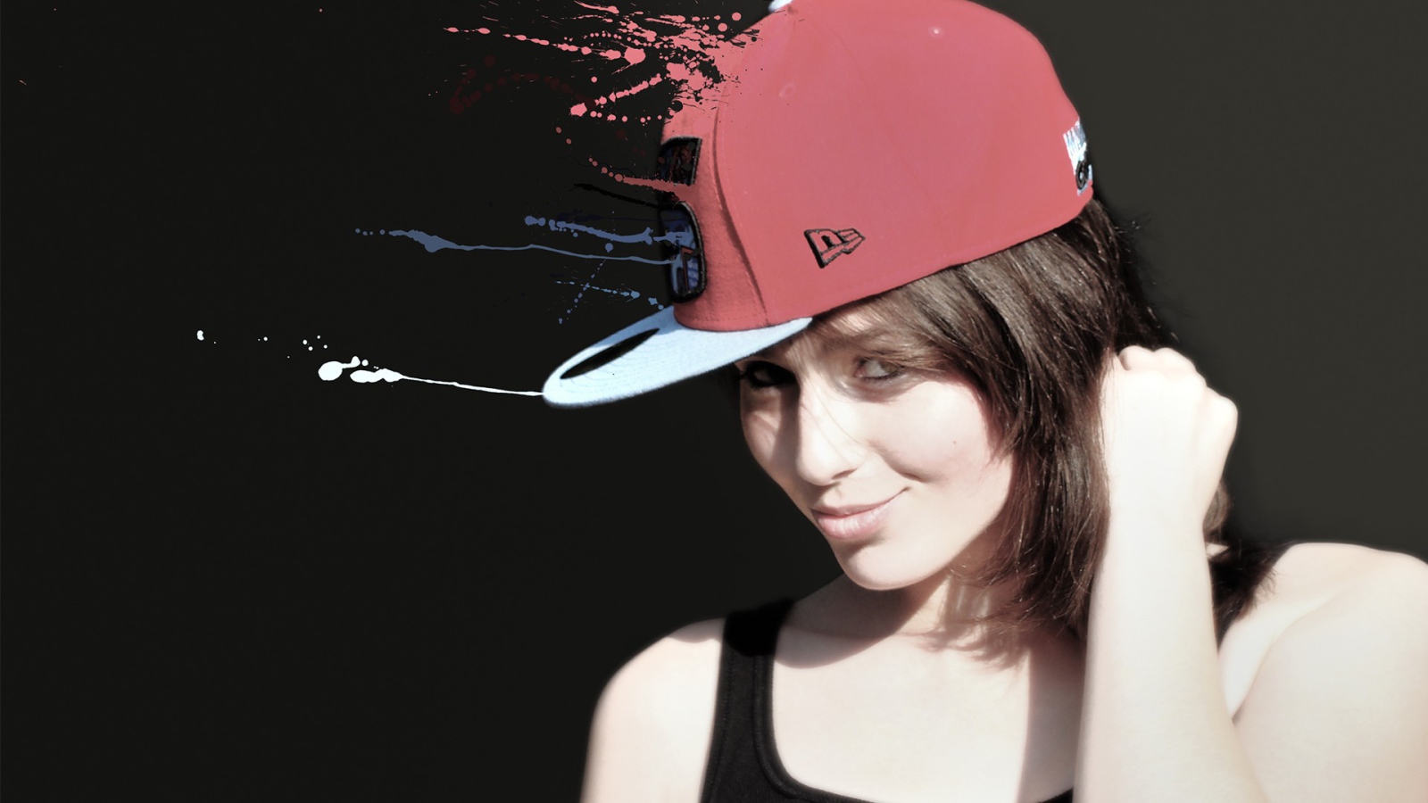 Девушка брюнетка в оригинальной кепке