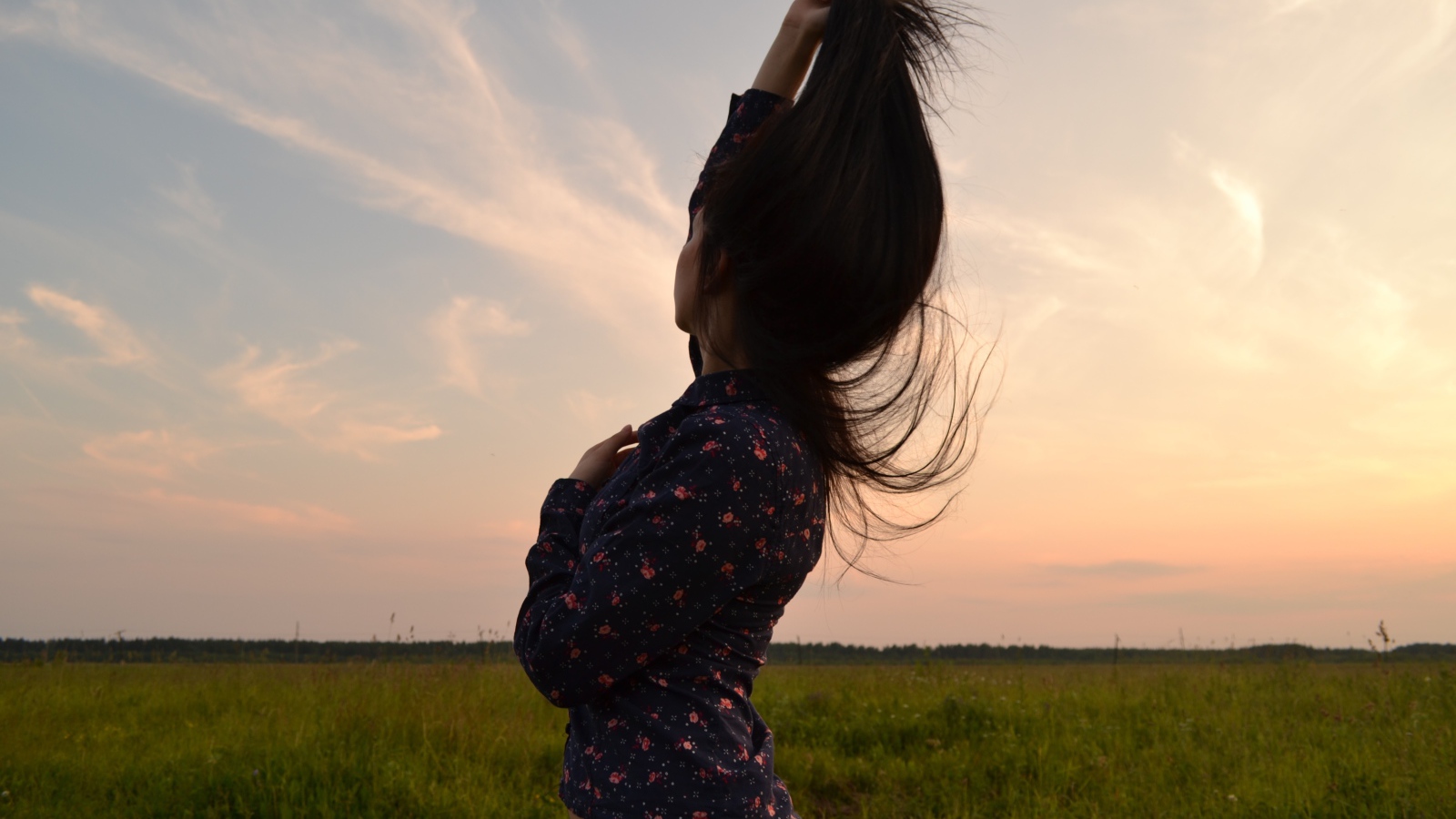 Брюнетка подняла свои волосы