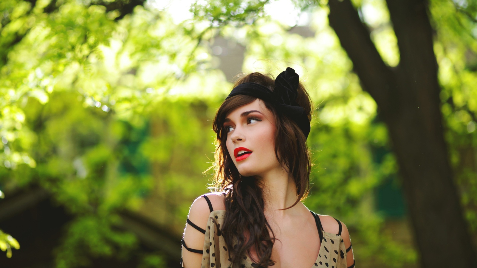 Брюнетка с черной повязкой на волосах