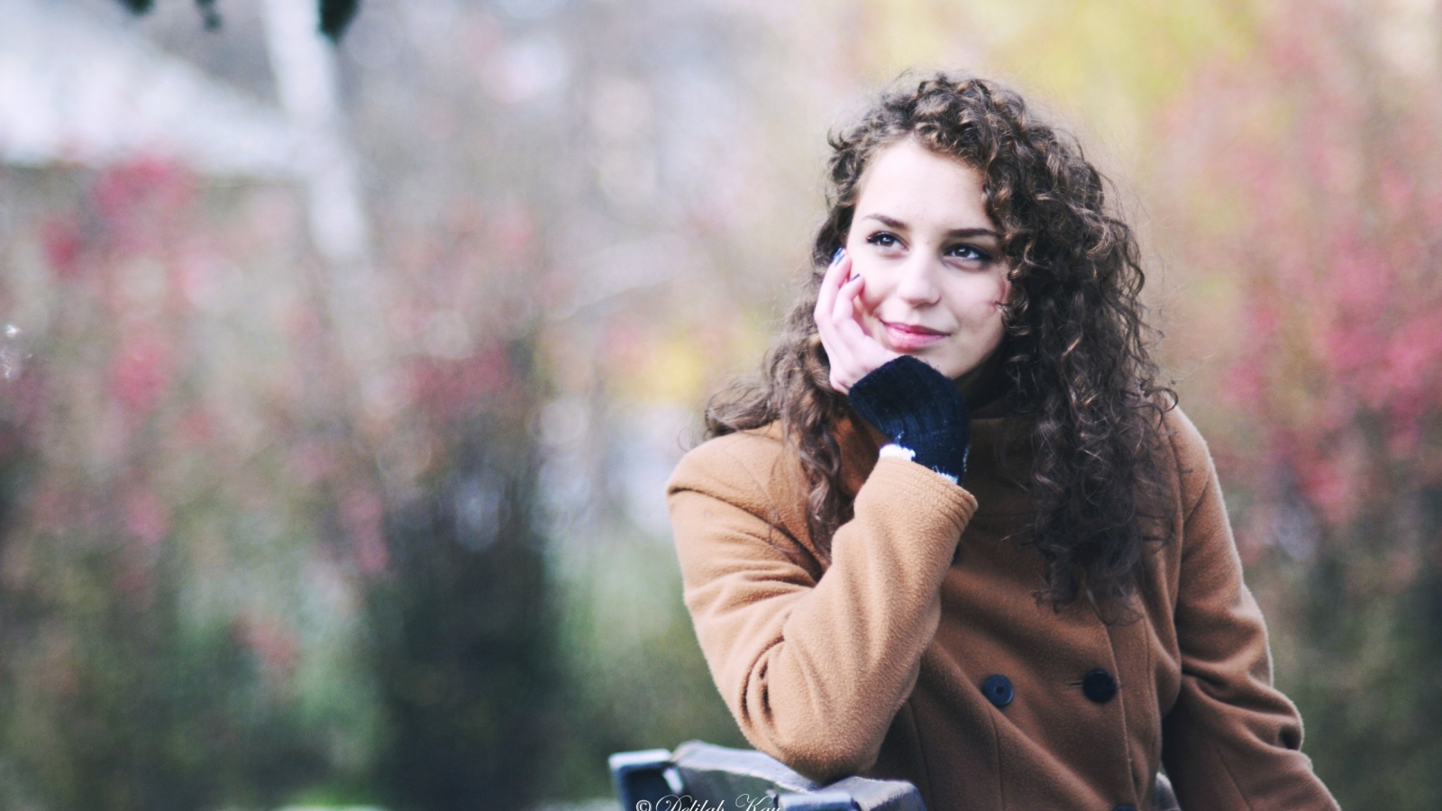 Кучерявая девушка замечталась