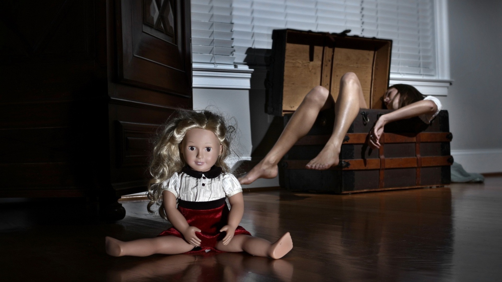 Кукла и девушка в сундуке